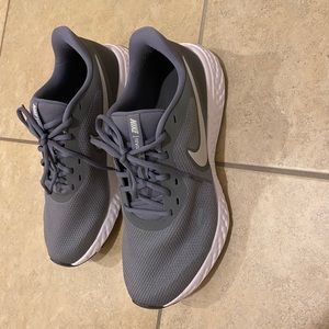 Men’s Nike Revolution